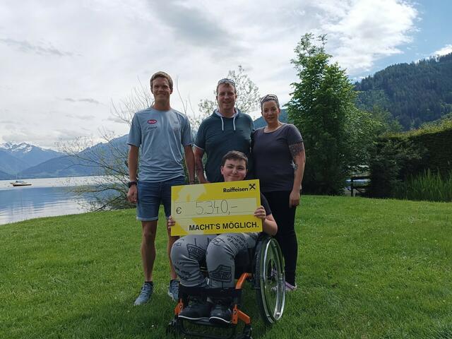 Andreas Stöckl (links) mit Tobias' Familie bei der Scheckübergabe. | Foto: Stöckl