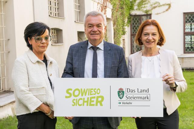 Maria Knauer-Lukas (Abteilung 16), LH-Stv. Anton Lang und LR Simone Schmiedtbauer (v.l.) präsentieren die neue Verkehrssicherheitskampagne „Sowieso Sicher“.  | Foto: Land Steiermark/Andreas Resch