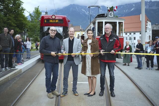 IVB-Geschäftsführer Martin Baltes schickt mit Bürgermeister Johannes Anzengruber, Mobilitätsstadträtin Janine Bex und IVB-Aufsichtsratschef Helmuth Müller die verlängerte 6er auf die Reise. | Foto: IVB/Berger
