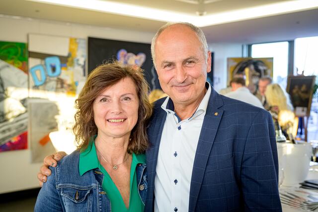 Bei der Silent-Auction in der Welser Skybar Dachgeflüster konnten im Rahmen einer Veranstaltung rund 14.000 Euro Spenden für die Kinderhilfe gesammelt werden. | Foto: Rene Hauser