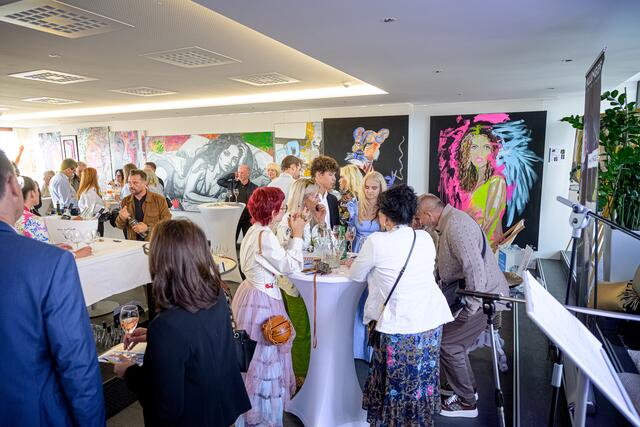 Bei der Silent-Auction in der Welser Skybar Dachgeflüster konnten im Rahmen einer Veranstaltung rund 14.000 Euro Spenden für die Kinderhilfe gesammelt werden. | Foto: Rene Hauser