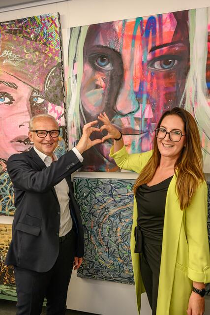 Bei der Silent-Auction in der Welser Skybar Dachgeflüster konnten im Rahmen einer Veranstaltung rund 14.000 Euro Spenden für die Kinderhilfe gesammelt werden. | Foto: Rene Hauser