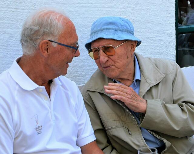 Pfarrer Anton Rudolf im Gespräch mit Fußball-Legende Franz Beckenbauer.