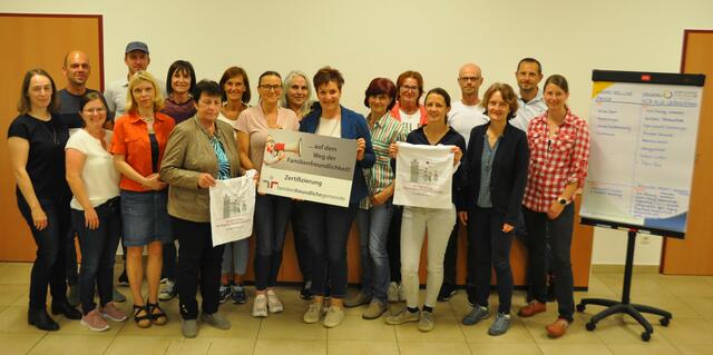 Begleitet wurde der Prozess von Tanja Wesely (2.v.r., 1.Reihe) – Mit dabei war auch Auditbeauftragte Vizebürgermeisterin Anneliese Mayer (Mitte mit Schild). | Foto: Dorf-&amp; Stadterneuerung