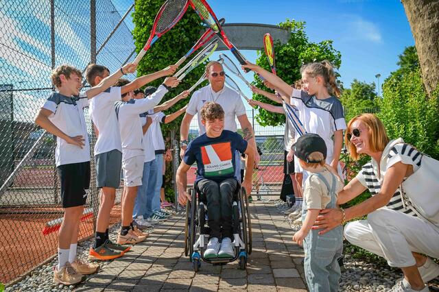 Mit einem Spalier der TC-Jugendspieler wurden Maximilian Taucher und sein Trainer Maximilian Forer feierlich empfangen | Foto: FussiFoto