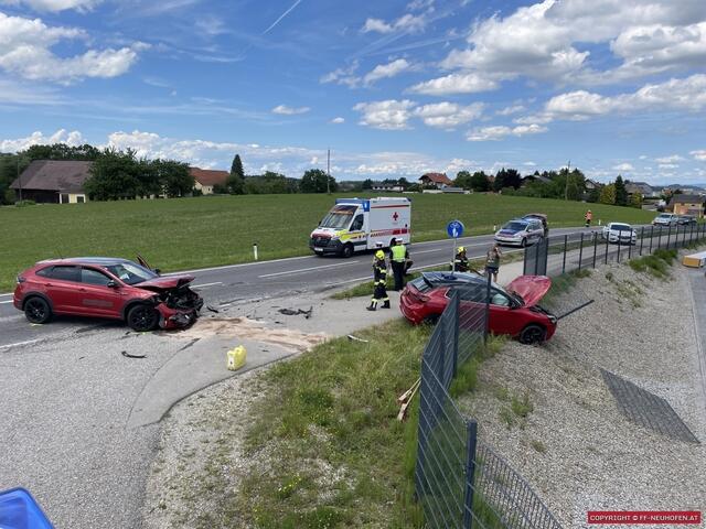 Die beiden Autos kollidierten frontal. | Foto: FF Neuhofen