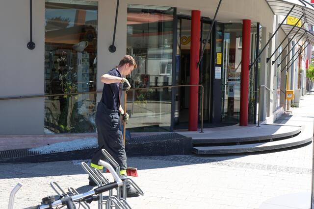 Eine Pensionistin verlor im Welser Stadtteil Neustadt die Kontrolle über ihr Fahrzeug und krachte mit dem KIA in den Eingangsbereich der Schutzengelapotheke. | Foto: laumat.at