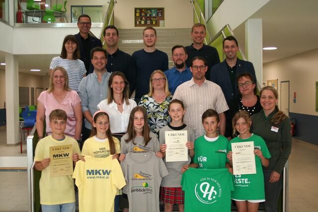 Alle Beteiligten trafen sich in der MS Hofkirchen anlässlich des Projektbeginns zum gegenseitigen Kennenlernen und zur Unterzeichnung der Patenschaftsurkunden und der Sponsorenverträge.
 | Foto: Gemeinde Hofkirchen