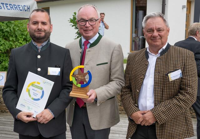 v.li.: Dorfheld Oliver Fries, LH-Stellvertreter Stephan Pernkopf und Bürgermeister Markus Klamminger | Foto: Erich Marschik
