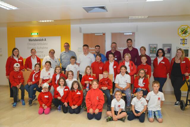Die Betreuerinnen Viviane Metja, Romana Schierer, Gabriele Wisauer und Kathrin Höfinger, aus dem Landesklinikum Susanne Schuster, Robert Zeindl, Thomas Christen-Schandl, Wolfgang Mühlberger, Physiotherapeut Wolfgang Mühlberger jun., Ergotherapeutin Katja Winter, mit den Kindern Laura Winter, Niklas Winter, Yanic Hanzel, Sophia Litschauer, Katharina Maryschka, Sophie Reisinger, Nina Prober, Tabea Traxler, Mattea Kraus, Finja Kraus, Isabella Scheidl, Katja Habisohn, Marlene Schierer, Lara Zimmermann, Caroline Bicker, Laura Hofstetter, Noah Dorr, Mia Dorr, Simon Bittermann, David Scheidl, Johannes Scheidl und Leander Schalko. | Foto: Landesklinikum Waidhofen