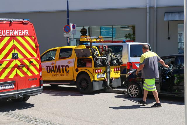 Eine Pensionistin verlor im Welser Stadtteil Neustadt die Kontrolle über ihr Fahrzeug und krachte mit dem KIA in den Eingangsbereich der Schutzengelapotheke. | Foto: laumat.at