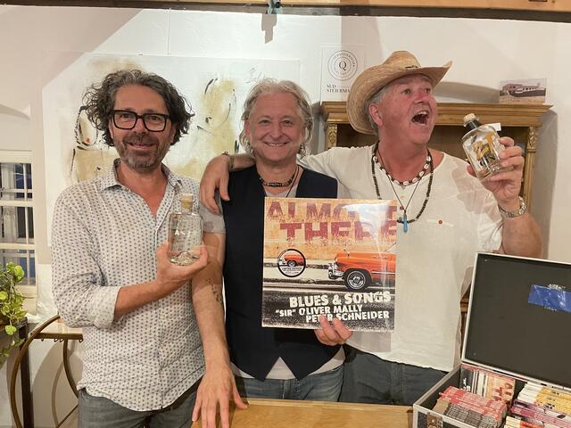 Auf den Inhalt kommt es an: Wolfgang Thomann mit "Sir" Oliver Mally und Peter Schneider. Der Gin und das neue Album sind ein Hit. | Foto: Waltraud Fischer
