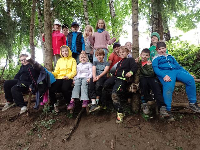 Die Schülerinnen und Schüler der Volksschule Ratsch verbringen einen aktiven Tag im Wald und sammeln zahlreiche Eindrücke.  | Foto: Volksschule Ratsch