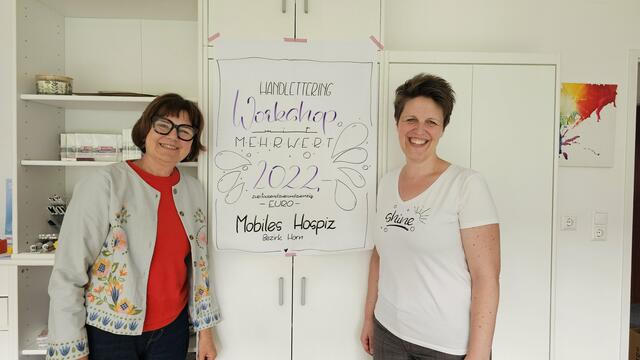 Christine Zeiner und Theresa Lichtenegger bei der Spendenübergabe  | Foto: privat