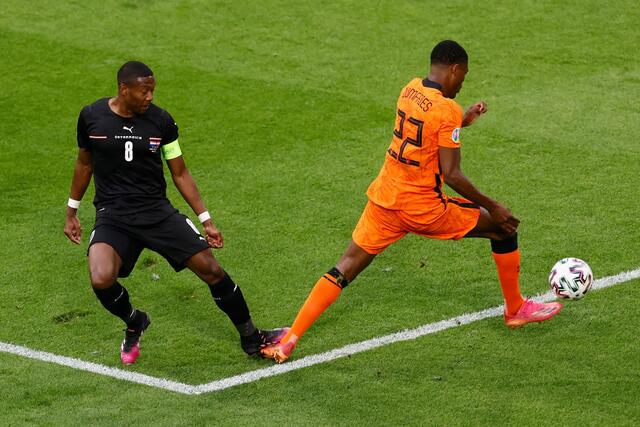 Damit begann das Übel gegen die Niederlande: Gelbe Karte für Alaba, Elfmeter für die Niederlande. | Foto: Picturedesk