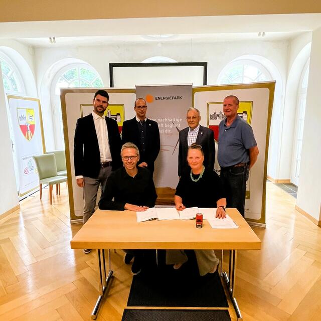 hinten: Nikola Selakovic, Projektentwicklung Energiepark Bruck; Vizebürgermeister Markus Kerpt; GGR Hans Wallowitsch; GGR Hannes Krems; vorne: Michael Hannesschläger, Geschäftsführer Energiepark Bruck,  Bürgermeisterin Petra Wagener (v.l.n.r.) | Foto: Energiepark Bruck/Leitha