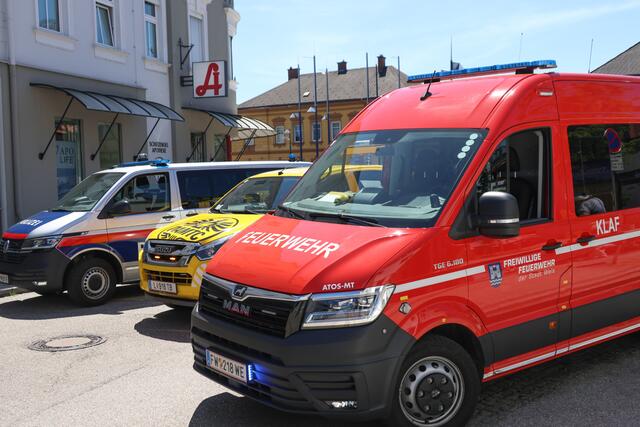 Eine Pensionistin verlor im Welser Stadtteil Neustadt die Kontrolle über ihr Fahrzeug und krachte mit dem KIA in den Eingangsbereich der Schutzengelapotheke. | Foto: laumat.at