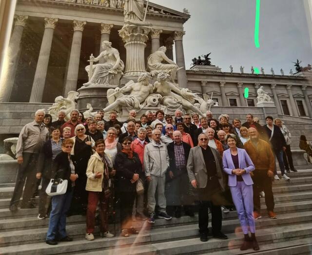Die Lichtenauer Seniorengruppe vor dem Parlament mit Nationalrätin Martina Diesner-Wais und Vereinsobmann Hubert Nöbauer vorne rechts. | Foto: Seniorenverein Lichtenau