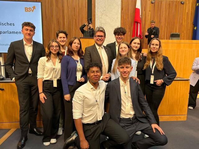 Die Schülervertreter mit Bildungsminister Martin Polascheck im Parlament | Foto: ORG Zams/Matteo Platter