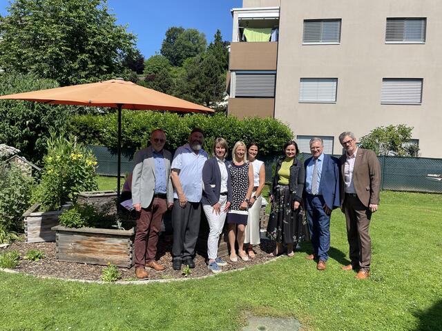 Ronald Pistrol von der LFS Ehrental, Gottfried Bachler von Slow Food Kärnten, Direktorin Barbar Urbanek, die Lehrerinnen Gabriele Matschnig-Sinnigen und Karin Obmann, Landschaftsarchitektin Dagmar Wallgram, Bürgermeister Martin Kulmer und Schulqualitätsmanager Herbert Torta  | Foto: RegionalMedien