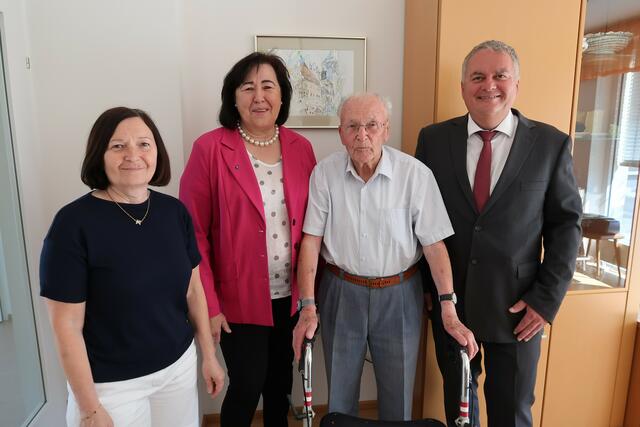 v.l.: Tochter Elke Rudelstorfer, Bürgermeisterin Juliana Günther, Alois Schöberl , Martin Geister (BH Amstetten) | Foto: Marktgemeinde Kematen/Ybbs