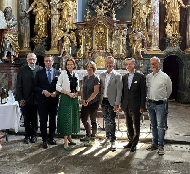 Orgelexperte Reinhard Böllmann, Präsident des Bundesdenkmalamts Christoph Bazil, Landesrätin Simone Schmiedtbauer, Geschäftsleiterin von Orgelbau Kuhn Anna Demmerer, Trofaiachs Bürgermeister Mario Abl, Gründer der Baukulturstiftung Hans Kolb und Gunter Böhme, Orgelbauer der Firma Kuhn. | Foto: Laura Jung