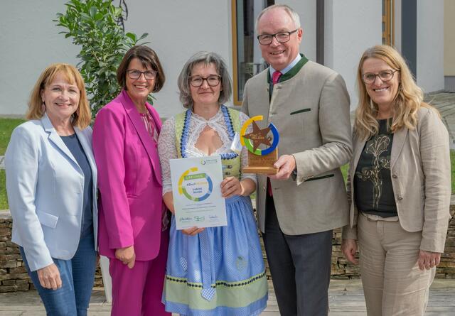 Bürgermeisterin Anette Töpfl, Vereinsobfrau NÖ Dorf und Stadterneuerung Maria Forstner, Dorfheldin Sabine Bauer, LH-Stellvertreter Stephan Pernkopf und Landesrätin Ulrike Königsberger-Ludwig (v.l.) | Foto: Erich Marschik