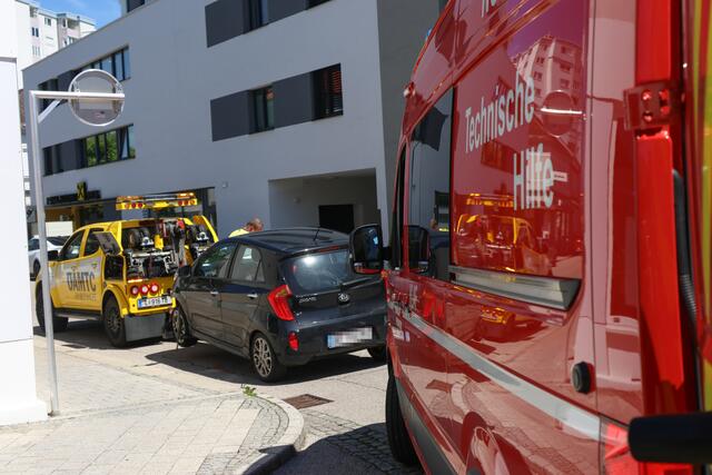 Eine Pensionistin verlor im Welser Stadtteil Neustadt die Kontrolle über ihr Fahrzeug und krachte mit dem KIA in den Eingangsbereich der Schutzengelapotheke. | Foto: laumat.at