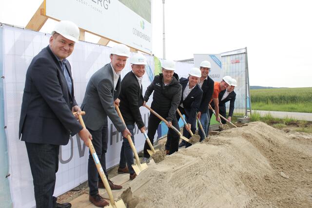 Michael Berger (Amtsleiter Gemeinde Geinberg), Baumeister Jürgen Schlögl ( Bauleiter OÖ Wohnbau), Gottfried Andorfer (Bauleiter Firma Krückl), Jürgen Harich (Geschäftsführer OÖ Wohnbau), Johann A. Sommerer ( Managing Director Spa Resort Geinberg), Franz Ludwig Reitinger (Bürgermeister Gemeinde Geinberg), Hannes Gadermair (Vizebürgermeister Gemeinde Geinberg), Dietmar Petermandl (Leitung Technik Spa Resort Geinberg) | Foto: Spa Resort Geinberg
