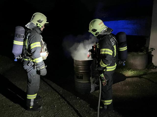 Eine brennende Tonne vor einem Haus hat für einen Großeinsatz in Ottnang gesorgt.  | Foto: FF Ottnang