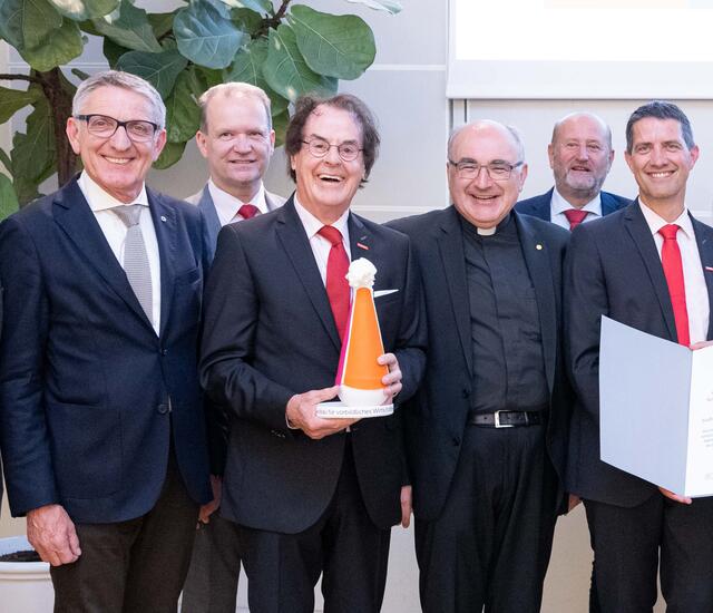 Hans Roth und Saubermacher-Vorstand Ralf Mittermayr (re) übernahmen von Bischof Wilhelm Krautwaschl im Beisein von Josef Herk (li) den Würdigungspreis. | Foto: Neuhold