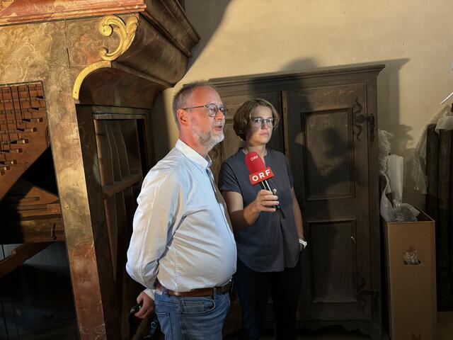 Gunther Böhme und Anna Demmerer von der renommierten Firma Kuhn aus Männerdorf übernehmen die Restaurierung.  | Foto: Laura Jung