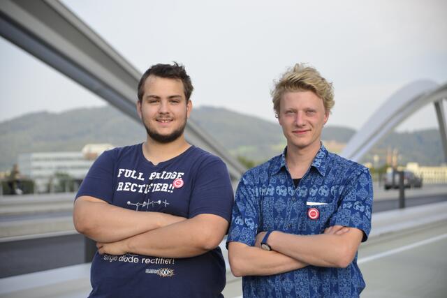 Gemeinderat Clemens Brandstetter (re.) und Mobilitätssprecher Tobias Watzl forden eine Taktverdichtung bei den Linzer Straßenbahnen.  | Foto: Wandel