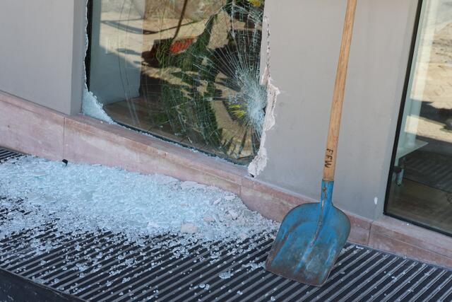 Eine Pensionistin verlor im Welser Stadtteil Neustadt die Kontrolle über ihr Fahrzeug und krachte mit dem KIA in den Eingangsbereich der Schutzengelapotheke. | Foto: laumat.at