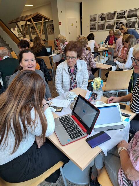 Die HBLW-Schüler:innen beantworteten geduldig alle Fragen der interessierten Seniorinnen. Foto: HBLW