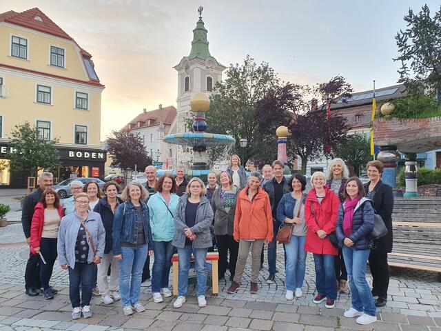 Viele interessierte Frauen (und Männer) begaben sich mit Stadtarchivarin Elisabeth Moll, MBA (r.), auf Spurensuche nach Frauen in der Zwettler Stadtgeschichte. | Foto: Stadtarchiv Zwettl