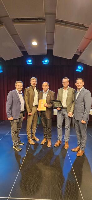 Gerhard Schabschneider (Stadtrat für Wirtschaft der Stadtgemeinde Neulengbach), Thomas Sykora (ehem. Skirennläufer), Herbert Schadenhofer und Christoph Pesl (Geschäftsführer Lagerhaus Tulln-Neulengbach), Jürgen Rummel (Bürgermeister Stadtgemeinde Neulengbach) | Foto: Lagerhaus Tulln-Neulengbach