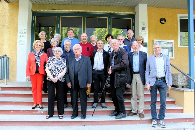 Die Maturanten unterhielten sich prächtig beim gemütlichen Treffen. | Foto: Lea Jehle