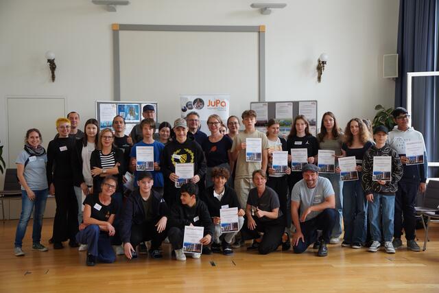 Schülerinnen und Schüler bei der Antwortsitzung des Jugendparlaments in der Bezirksvorstehung.  | Foto: BV14