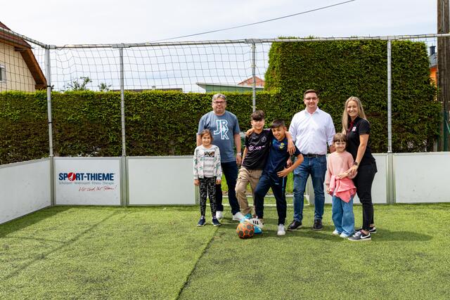 RK-Dienstführender Wolfgang Eisner, Bgm. Ing. Karl-Heinz Koll und Lerninsel-Leiterin Sonja Jahic mit den begeisterten Kindern.
 | Foto: Rotes Kreuz Traun