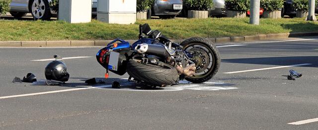 Motorradlenkerin kollidierte mit vor ihr anhaltendem Pkw. (Symbolfoto) | Foto: stock.adobe.com/at/mitifoto