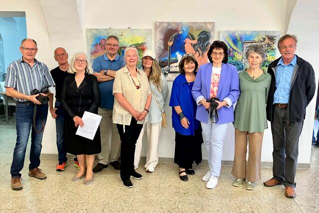 Ausstellende Mitglieder vom Kunst-Raum Feldkirchen zum Thema "Das Tor"