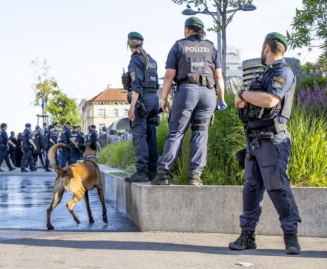 Die Waffenverbotszone war eine Reaktion auf mehrere blutige Vorfälle im Bereich rund um den Reumannplatz. (Archiv) | Foto: TOBIAS STEINMAURER / APA / picturedesk.com