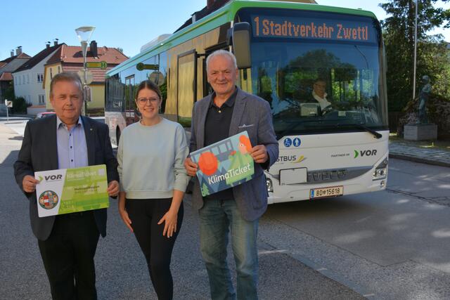 Zwettler mit Haupt- oder Nebenwohnsitz in der Gemeinde können sich wieder insgesamt vier Klimatickets gratis ausleihen.
Im Bild: Bürgermeister LAbg. ÖkR Franz Mold, Gemeindemitarbeiterin Lisa Maria Klopf und Stadtrat DI Johannes Prinz. | Foto: Stadtgemeinde Zwettl