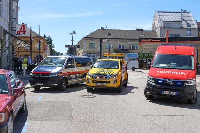 Eine Pensionistin verlor im Welser Stadtteil Neustadt die Kontrolle über ihr Fahrzeug und krachte mit dem KIA in den Eingangsbereich der Schutzengelapotheke. | Foto: laumat.at