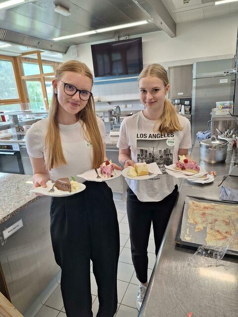 Dazu wurden Kaffee und Kuchen serviert. Foto: HBLW
