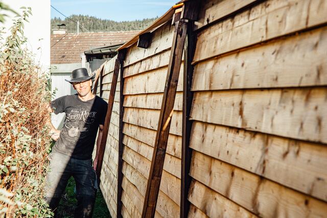 Holzkünstler Markus Wagner aus Kraig will sich mit seiner neuen Marke „MeinWood“ auch international am Markt platzieren.
 | Foto: Mias Photoart