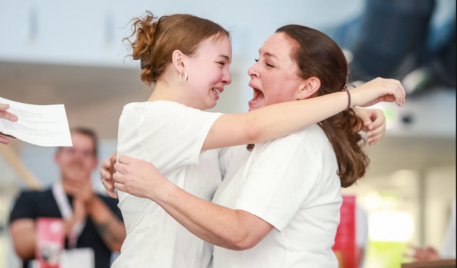 "Das ist das Größte, was ich gemeinsam mit und für meine Tochter erreichen konnte. Sie ist so ein riesiger Fan,“ freuten sich Mutter und Tochter Manuela und Mavie über den Gewinn einer A1 Sonderwertung und exklusive Tickets für den GP von Österreich. | Foto: GEPA pictures / A1 Pit Stop Challenge