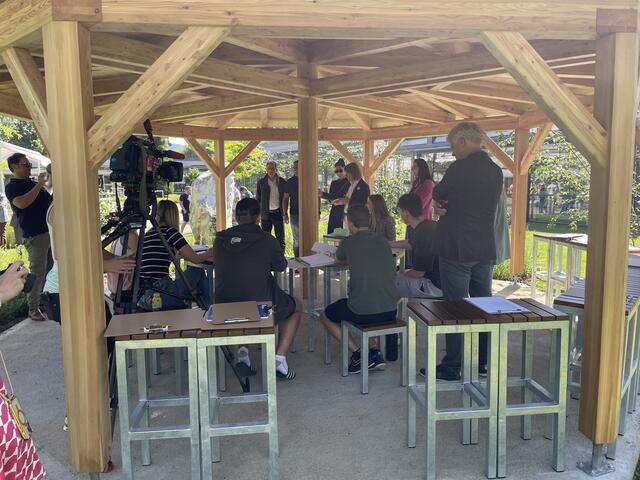 Der Holzpavillon wurde von Schülern im Rahmen des Unterrichtes errichtet. | Foto: RegionalMedien