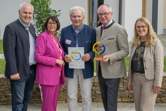 Göttlesbrunn-Arbesthal (v.l.): Bgm. Franz Glock, Vereinsobfrau NÖ Dorf und Stadterneuerung Maria Forstner, Dorfheld Hubert Kuta, LH-Stellvertreter Stephan Pernkopf und Landesrätin Ulrike Königsberger-Ludwig. | Foto: Erich Marschik